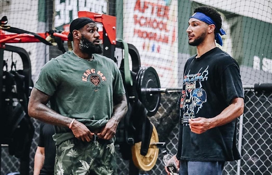 在本轮西甲联赛中，莱万半场上演帽子戏法